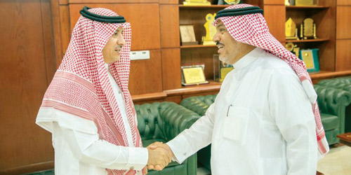  محافظ عنيزة يستقبل الضاري