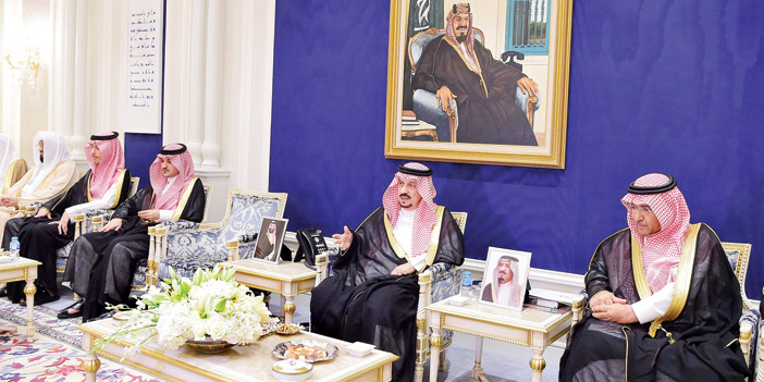  سمو أمير منطقة الرياض خلال استقباله الجهات المشاركة في احتفالات موسم العيد
