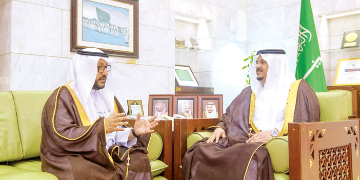  أمير منطقة الرياض بالنيابة مستقبلا مدير عام الشؤون الصحية