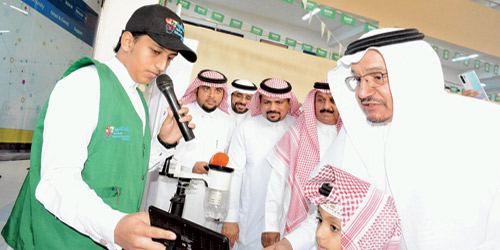  وزير التعليم خلال تفقده مدارس الحد الجنوبي