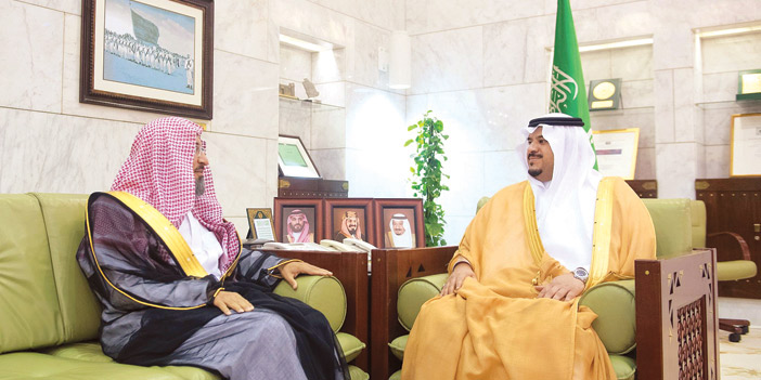  الأمير محمد بن عبد الرحمن خلال استقباله الشيخ الزهراني