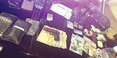 القبض على هارب بحوزته مخدرات 