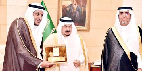  أمير منطقة الرياض يكرم «مدن» لدورها في خدمة المجتمع