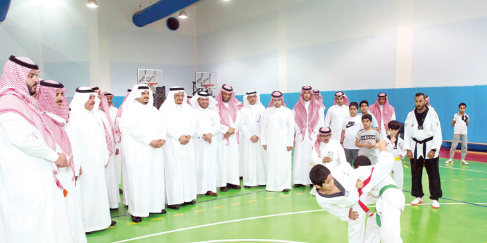 الأمير محمد بن عبد الرحمن يزور نادي الحي بمدرسة ابن الحاجب بالرياض 