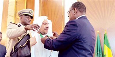 الرئيس السنغالي يقلد د. العيسى وسام الدولة الأكبر 
