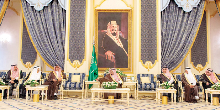  خادم الحرمين خلال استقباله وزير الإعلام ورؤساء الهيئات الإعلامية