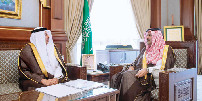 الأمير فيصل بن سلمان يناقش المبادرات والمشاريع الاجتماعية 
