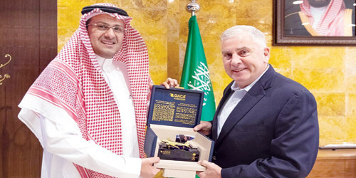  جانب من لقاء المنصوري مع السفير جون أبي زيد