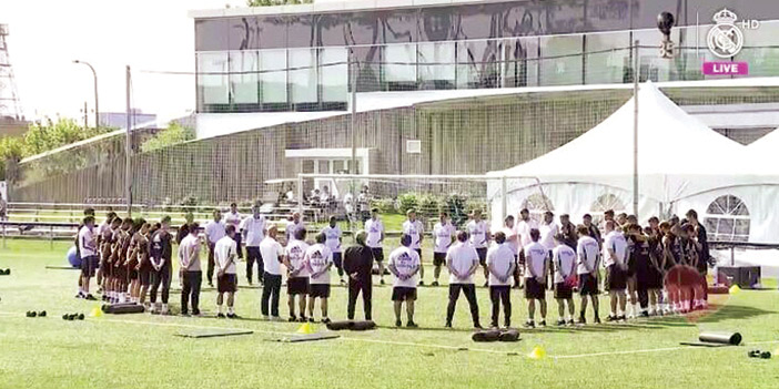  لاعبو ريال مدريد ووقوفهم دقيقة صمت على وفاة شقيق زيدان