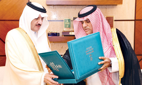  الأمير سعود بن نايف يطلع على تقرير عن أعمال الميناء
