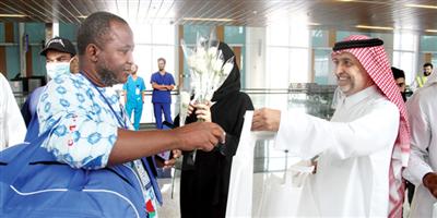 سكاي برايم تستقبل دفعة الحجاج الأولى لهذا العام بالورود والهدايا 