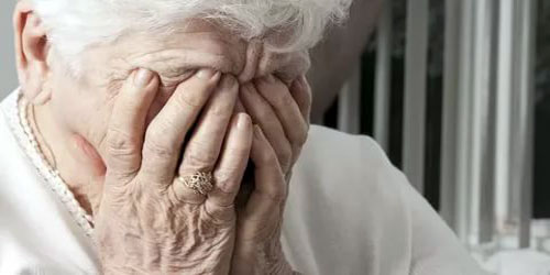 النساء أكثر عرضة للإصابة بـ«الزهايمر» 