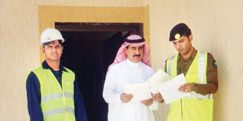  رجال الدفاع المدني مع صاحب أحد المنازل