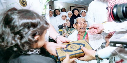 همة عالية لماليزي تجاوز 101 عام لأداء فريضة الحج 