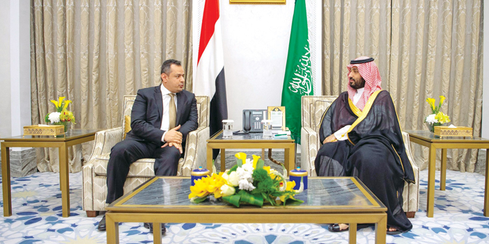   ولي العهد خلال لقائه رئيس الوزراء اليمني أمس في نيوم