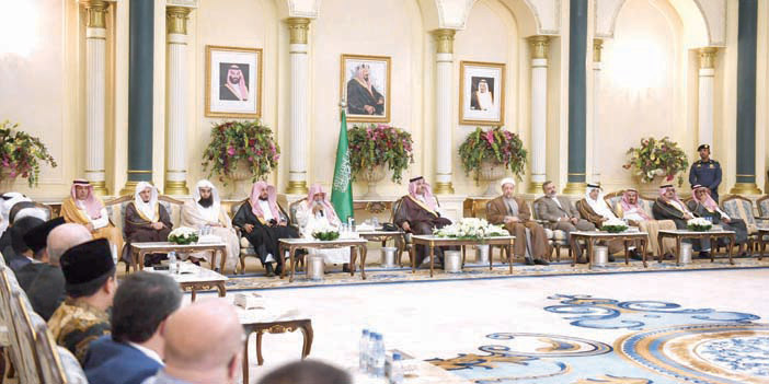  الأمير فيصل بن سلمان خلال استقباله رؤساء الوفود