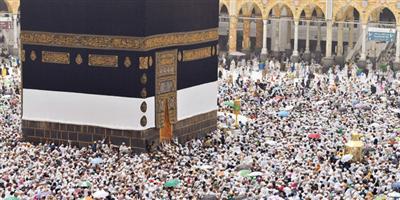 جموع المصلين يؤدون صلاة الجمعة في المسجد الحرام 