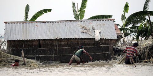 أكثر من 100 قتيل جراء فيضانات موسمية في بنغلادش 