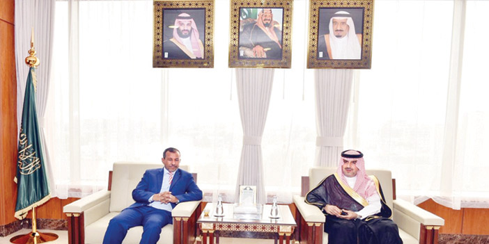  د. العنقري خلال استقباله الجيلاني