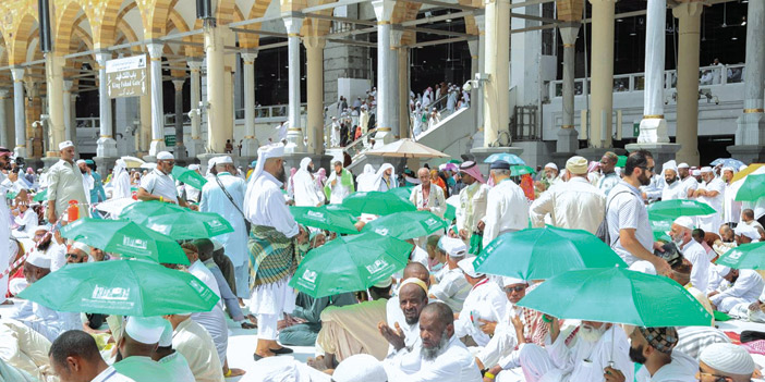  توزيع المظلات على زوار المسجد الحرام