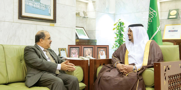  الأمير محمد بن عبد الرحمن خلال استقباله السفير الهندي
