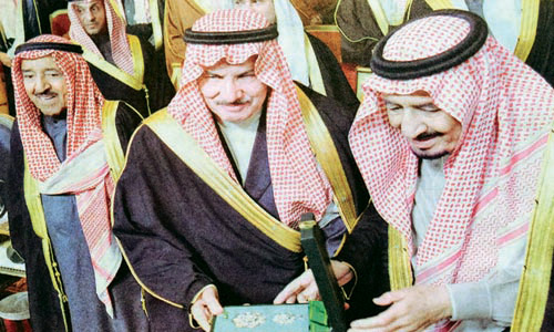  الملك يسلم الشبيلي وسام الملك عبد العزيز وإلى اليسار أمير الكويت