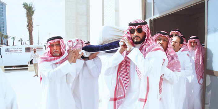  نقل جثمان الفقيد الشبيلي في الرياض أمس من المسجد إلى المقبرة