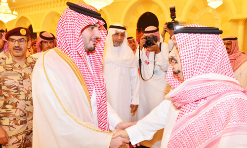  الأمير فيصل بن بندر يتلقى تعازي سمو وزير الداخلية