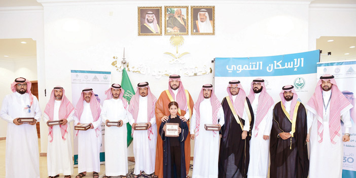  أمير منطقة الحدود الشمالسة يسلم المواطنين مفاتيح الوحدات السكنية