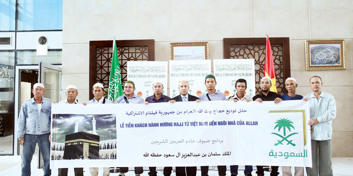  السفير السويلم خلال استقباله الحجاج