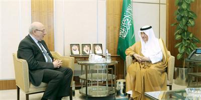 وزير الخارجية يستقبل عددًا من السفراء 