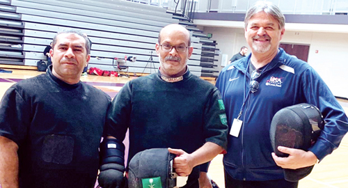  المطيري يتوسط رئيس ونائب الجمعية الأمريكية لمدربي المبارزة