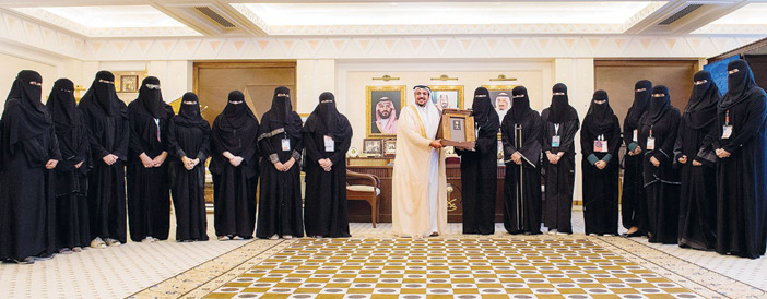  لقطة جماعية للمكرَّمات مع سمو أمير منطقة القصيم