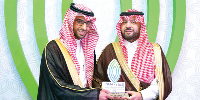  محمد الزيد أثناء تسلّمه تكريم البنك الأهلي من الأمير فيصل بن خالد