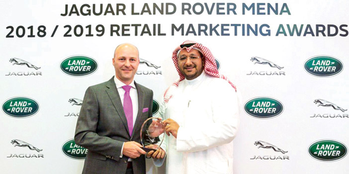  خلال استلام الجوائز