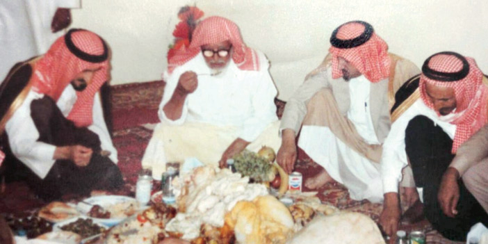  الأمير بندر رحمه الله خلال زيارته للشيخ سعد بن فردان في سراة عبيدة قبل 35 عاماً