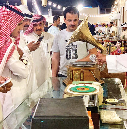   إقبال كبير من الزوار على دكان الروادي