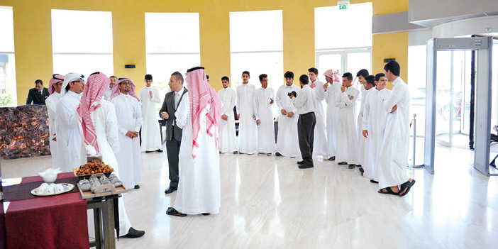   طلاب في جولة على أحد الفنادق بالرياض