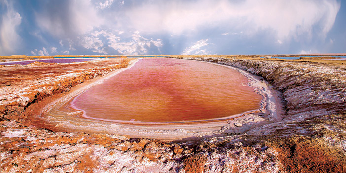   إحدى بحيرات الملح في القصب / تصوير - بندر الصغير