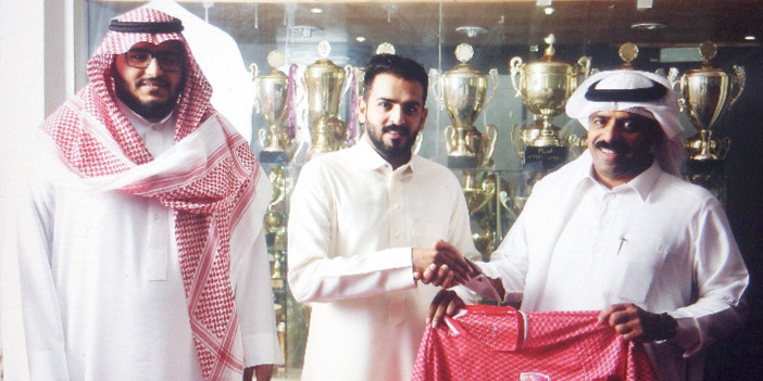  الحبوب مع المرزوق أثناء التوقيع