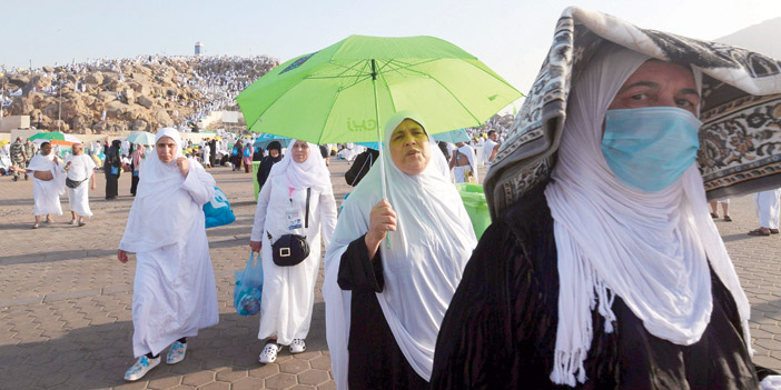 الحجاج يقتنون المظلات للوقاية من ضربات الشمس 
