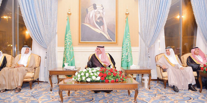 أمير منطقة تبوك يستقبل المهنئين بعيد الأضحى 