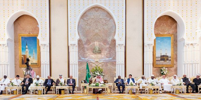  خادم الحرمين الشريفين خلال استقباله أصحاب الفخامة والضيوف ورؤساء الوفود في قصر منى