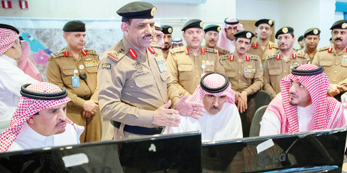  وزير الداخلية خلال زيارته مركز القيادة والسيطرة لأمن الحج