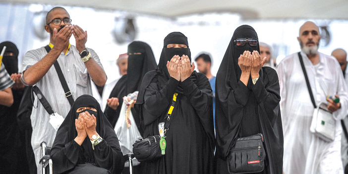  لقطات متنوعة لضيوف الرحمن وهم يبتهجون بنزول الأمطار