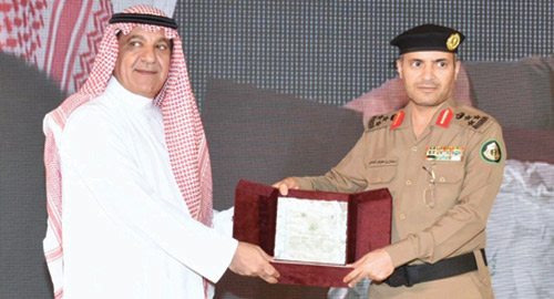  الشبانة خلال تكريمه الإدارة العامة للمرور