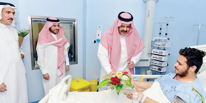  سموه يزور المرضى المنومين في المستشفى