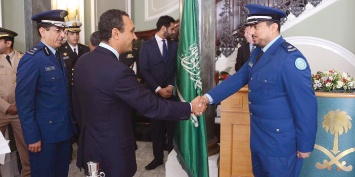  الأمير خالد بن بندر خلال زيارته الملحق العسكري