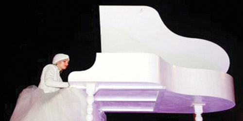 عازفة على البيانو من ارتفاع 5 أمتار في الطائف 