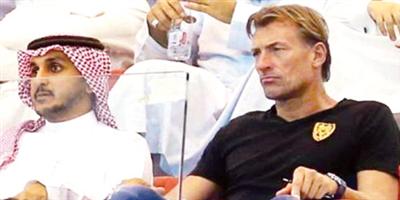 رينارد يتابع لاعبي النصر من المدرجات 